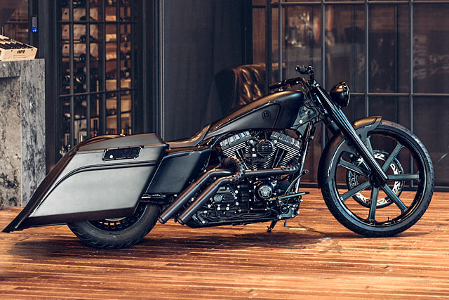 PRINCE OF DARKNESS. Rough Crafts’ ‘Noir King’ Harley Road King