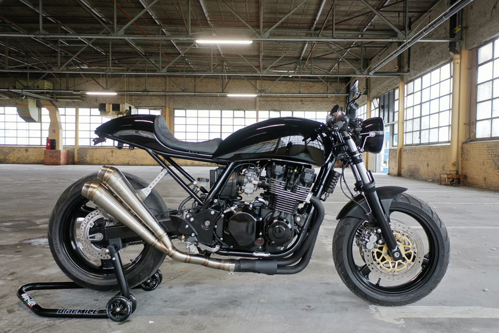 BACK IN BLACK: Kawasaki ZR7 by Barn Built Bikes.